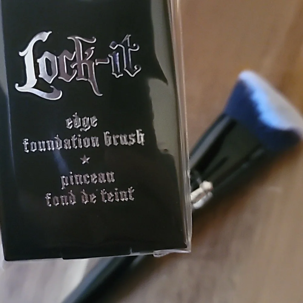NIB KAT VON D Beauty, Lock It Edge Foundation Brush
